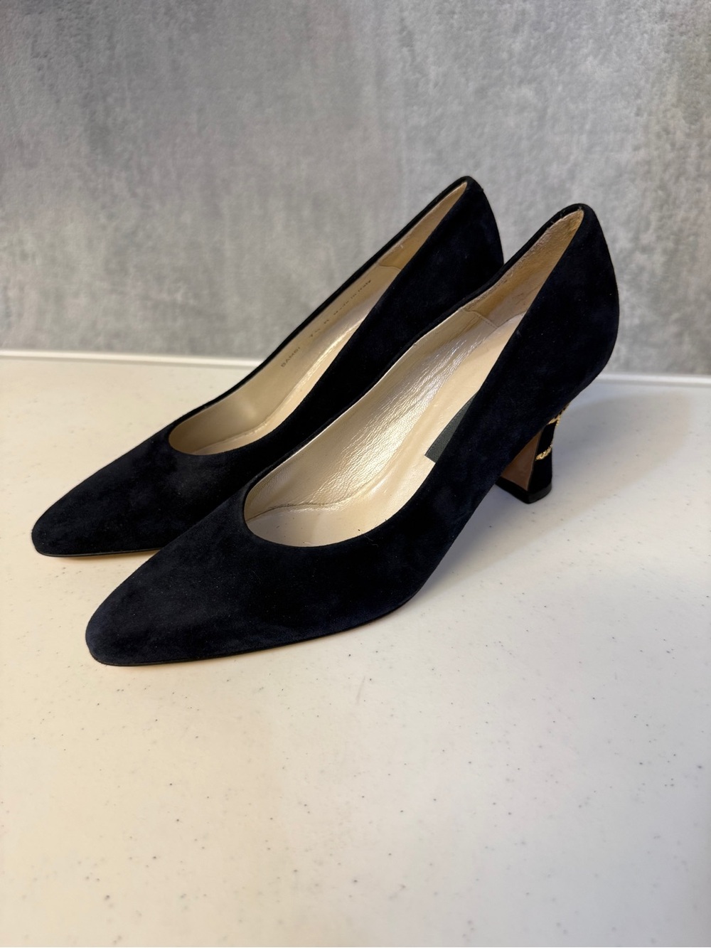 Bally Suede Heels Size 7.5 Navy Pumps with Gold Chain Heel Detail - Picture 2 of 9